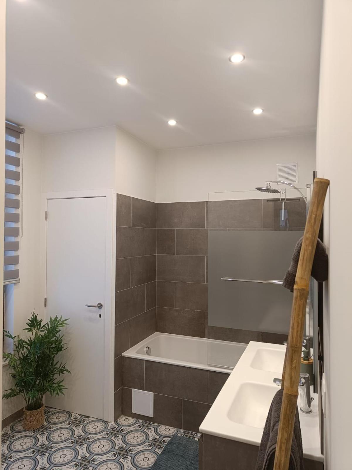 Modern Triplex 140m2 - 4 Bedrooms, 1 Living & 2 Bathrooms - 8 People In *