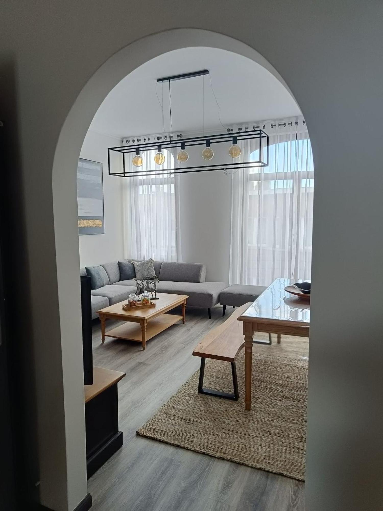 Modern Triplex 140m2 - 4 Bedrooms, 1 Living & 2 Bathrooms - 8 People In * Brussel